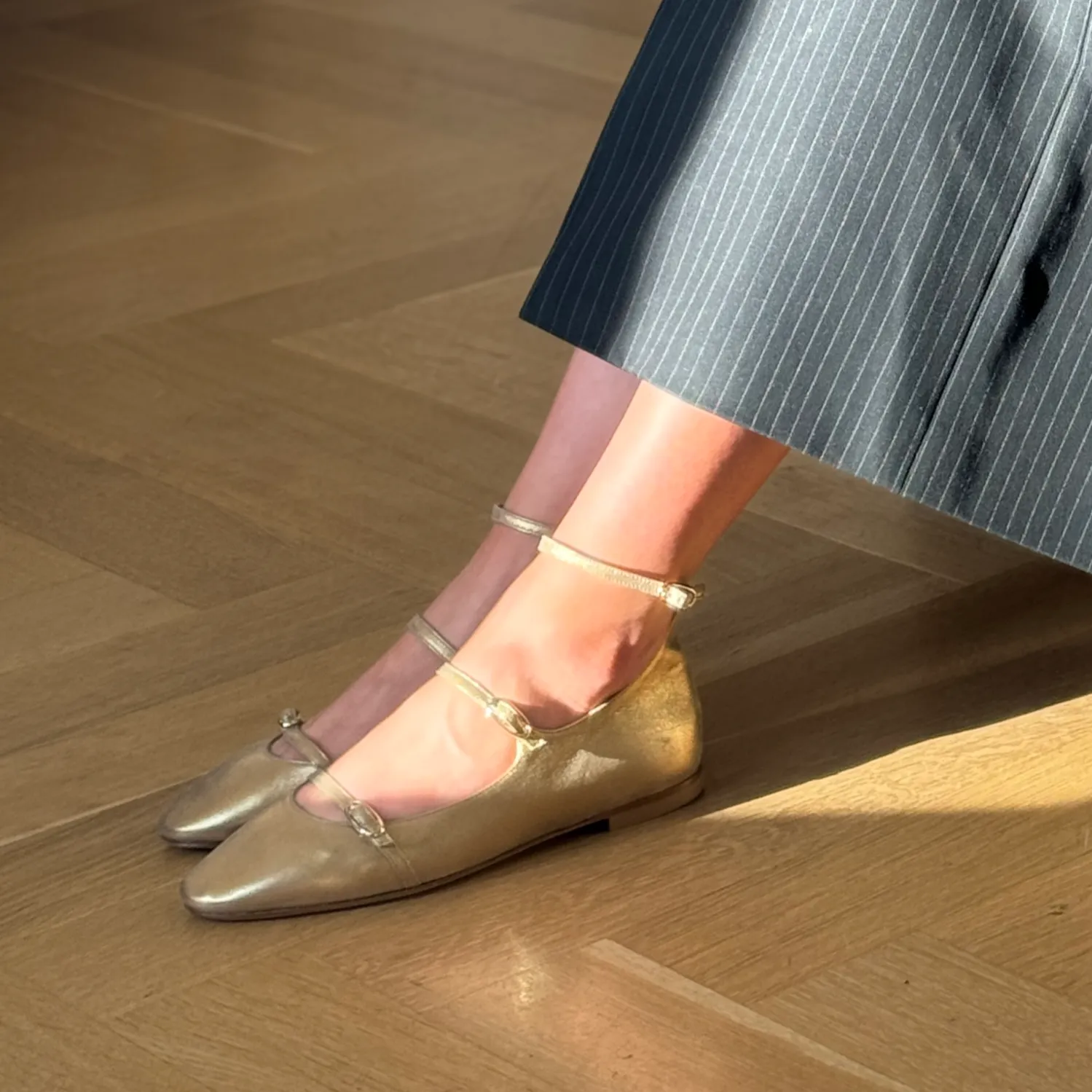 Comfort Tech Nola Almond - Gold Foil