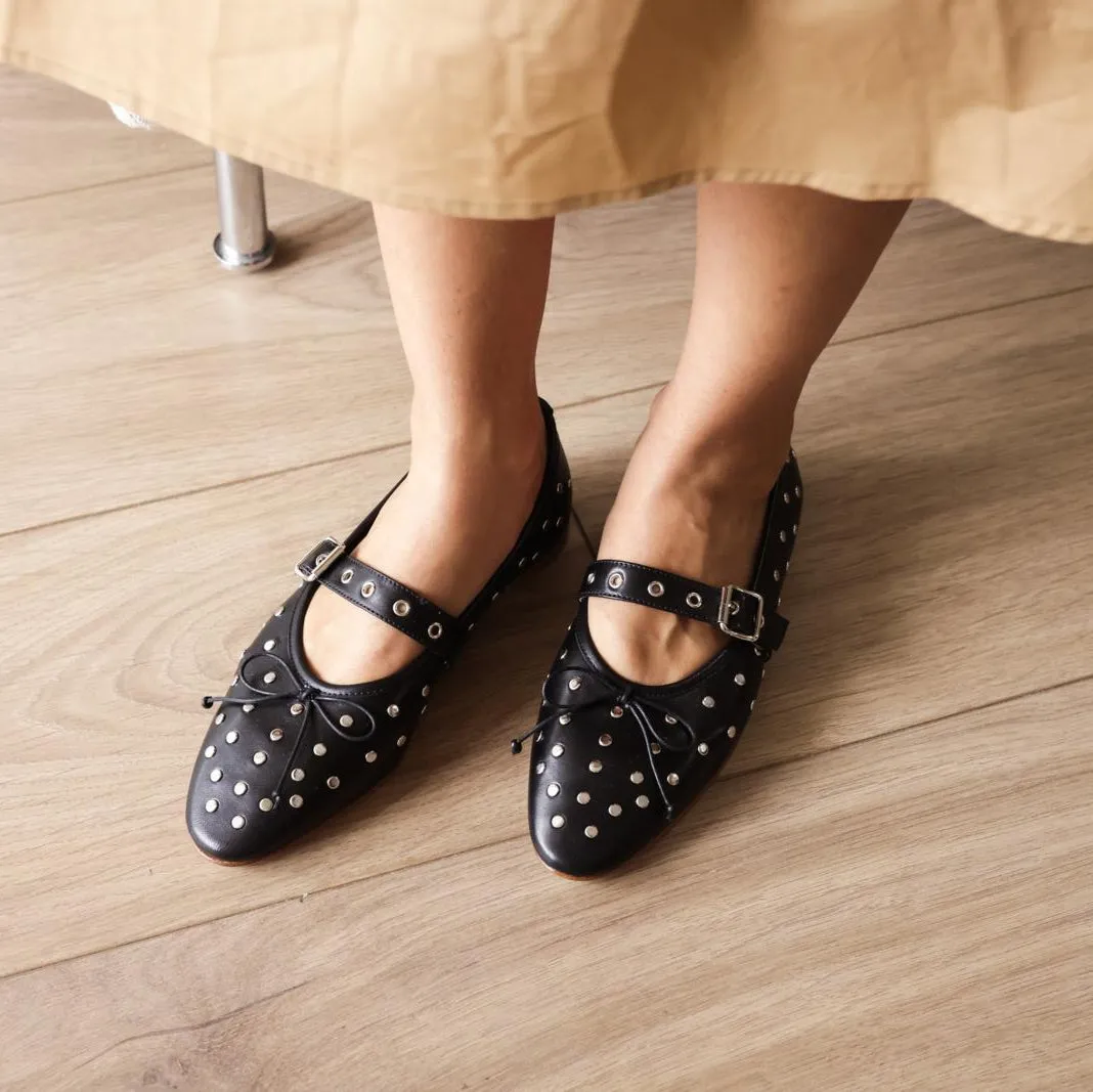 Como Buckle - Black Studs Comfort First