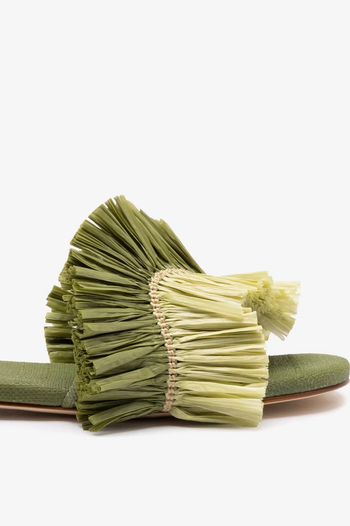 Cozy Feel Ivy Fringe Flat In Seaweed Raffia