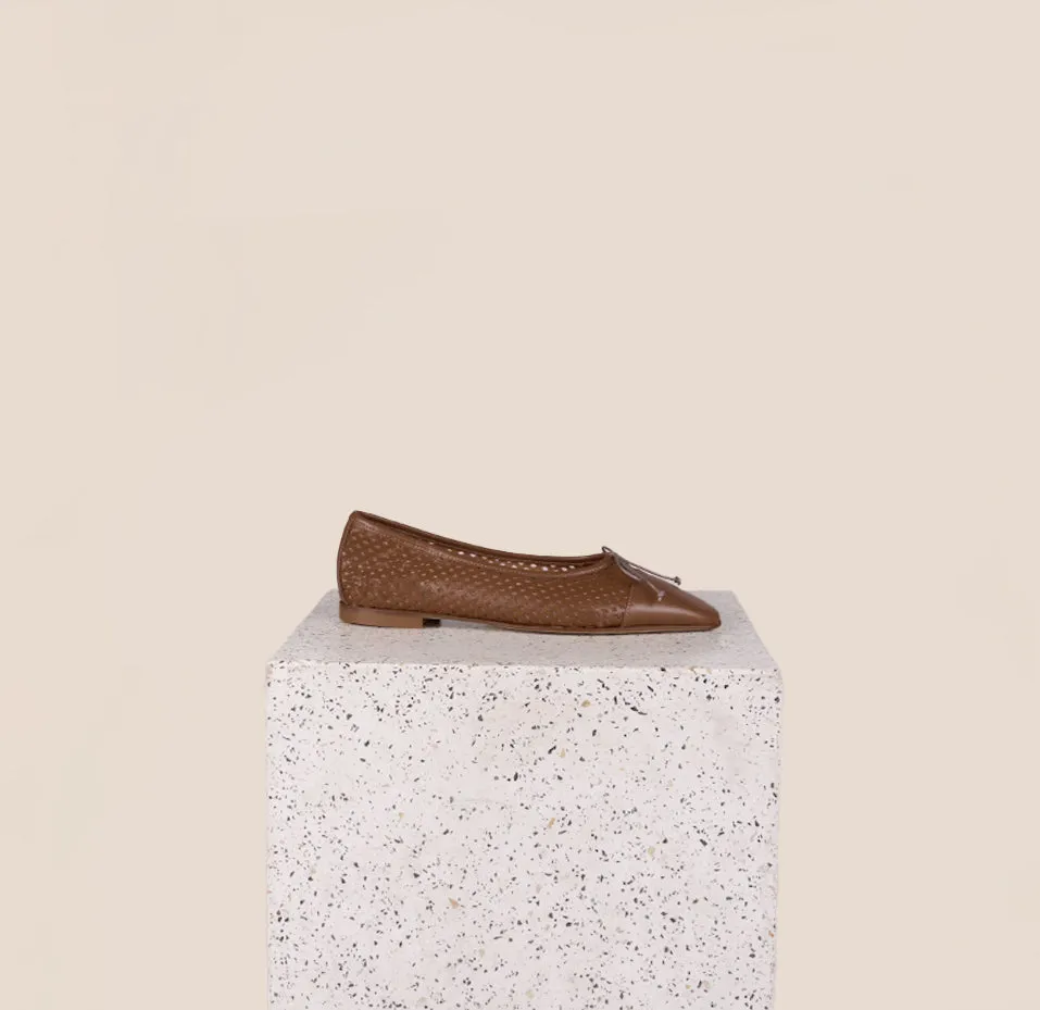 Pointed Toe Design Comfortable Support Como - Perforated Pecan (Cap toe)