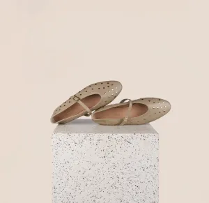 Elegant Walk Cori Studs Beige