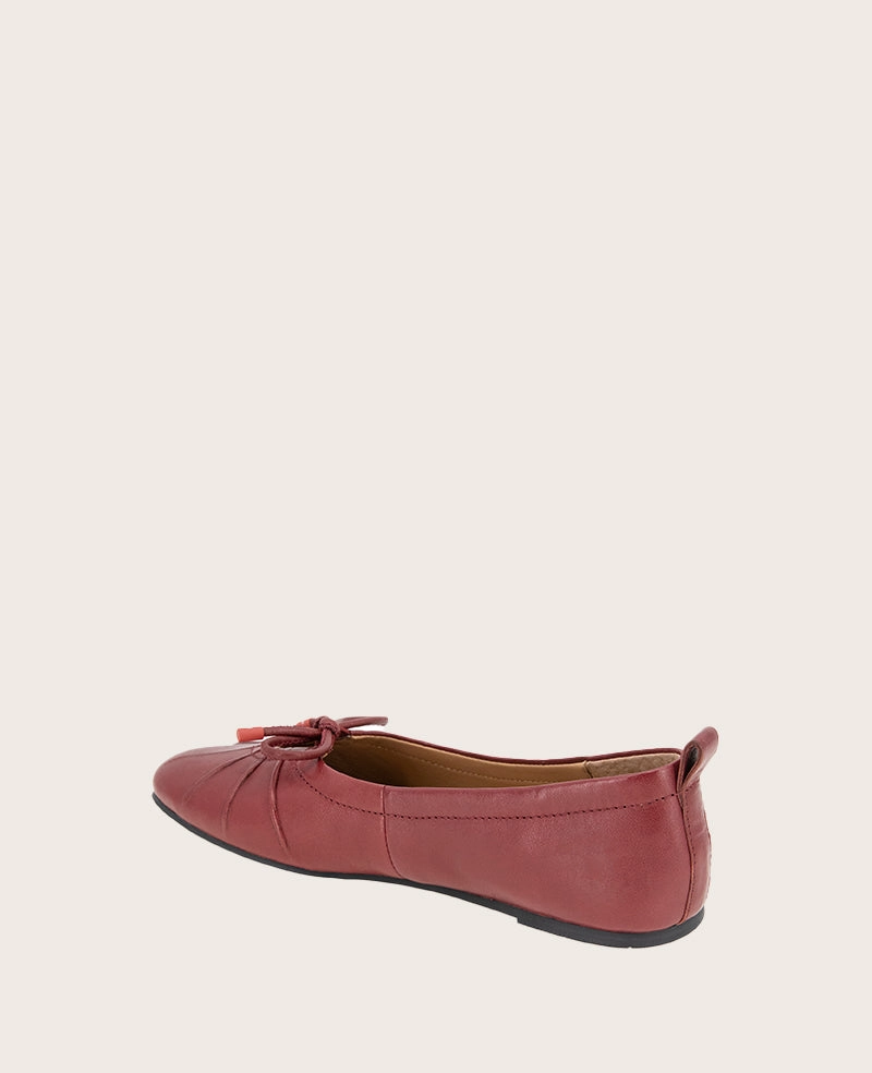 GENTLE SOULS -  Marilyn Leather Pleated Ballet Flat Versatile Look
