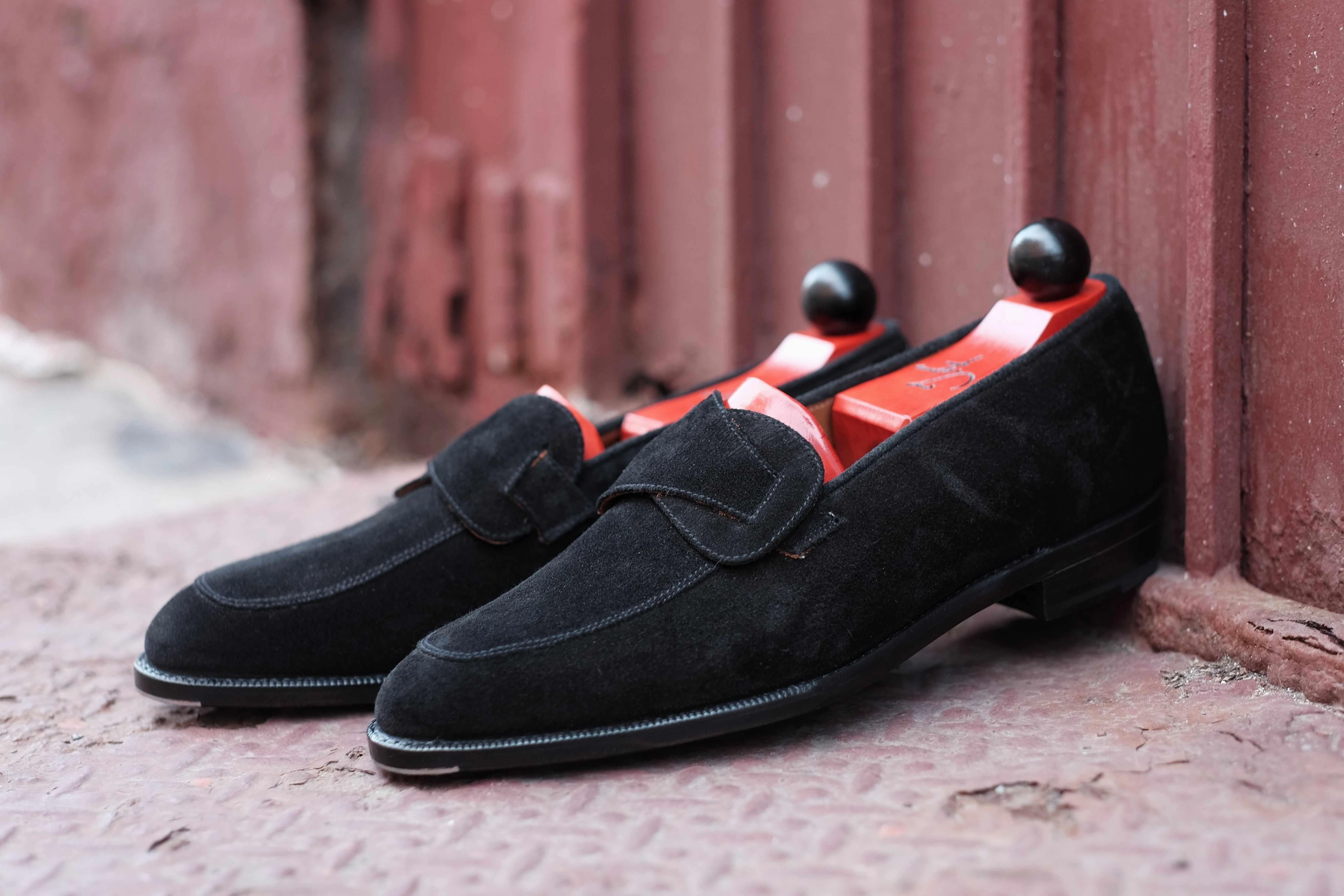 Meridian - Black Suede Smart Fit