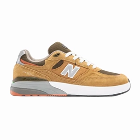 running in an airport area shoes running in a community park shoes New Balance Reynolds 933 MNO