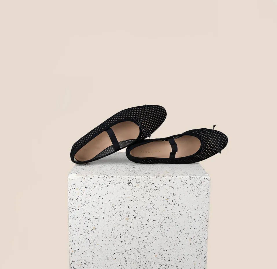 Sleek Design Simple Fit Como Strap - Perforated Black