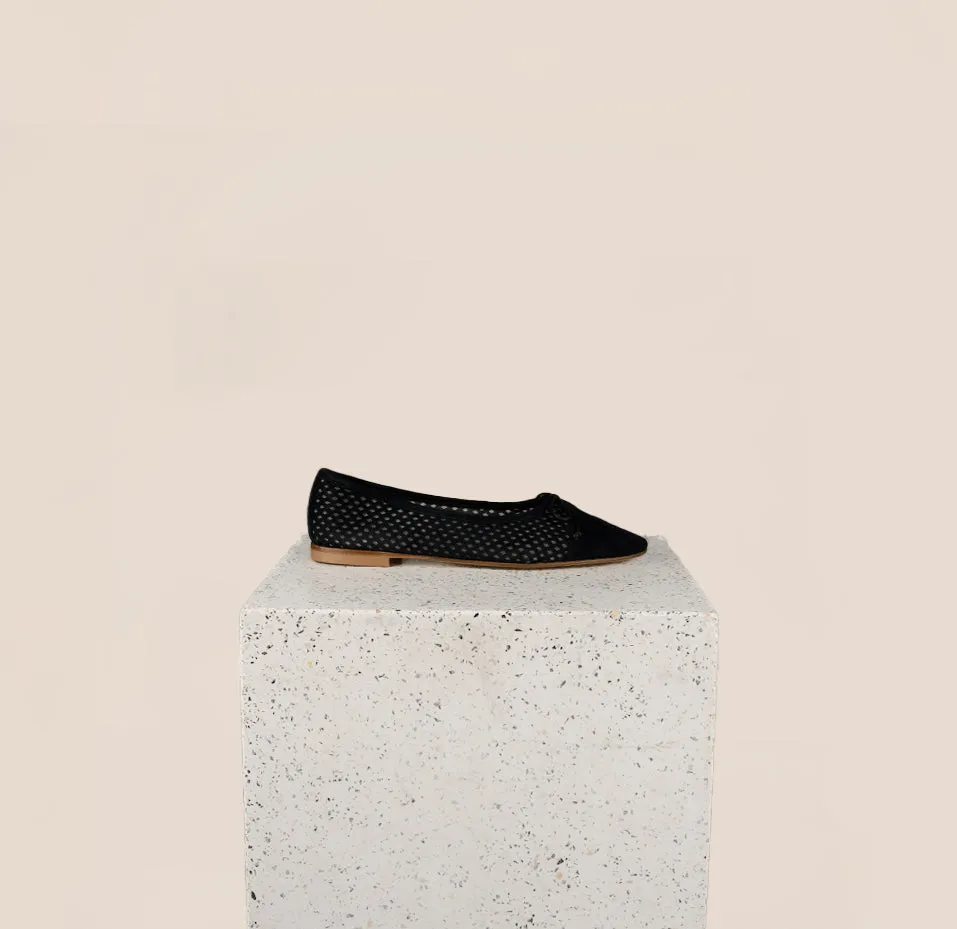 Trendy Style Como - Perforated Black Suede (cap toe)
