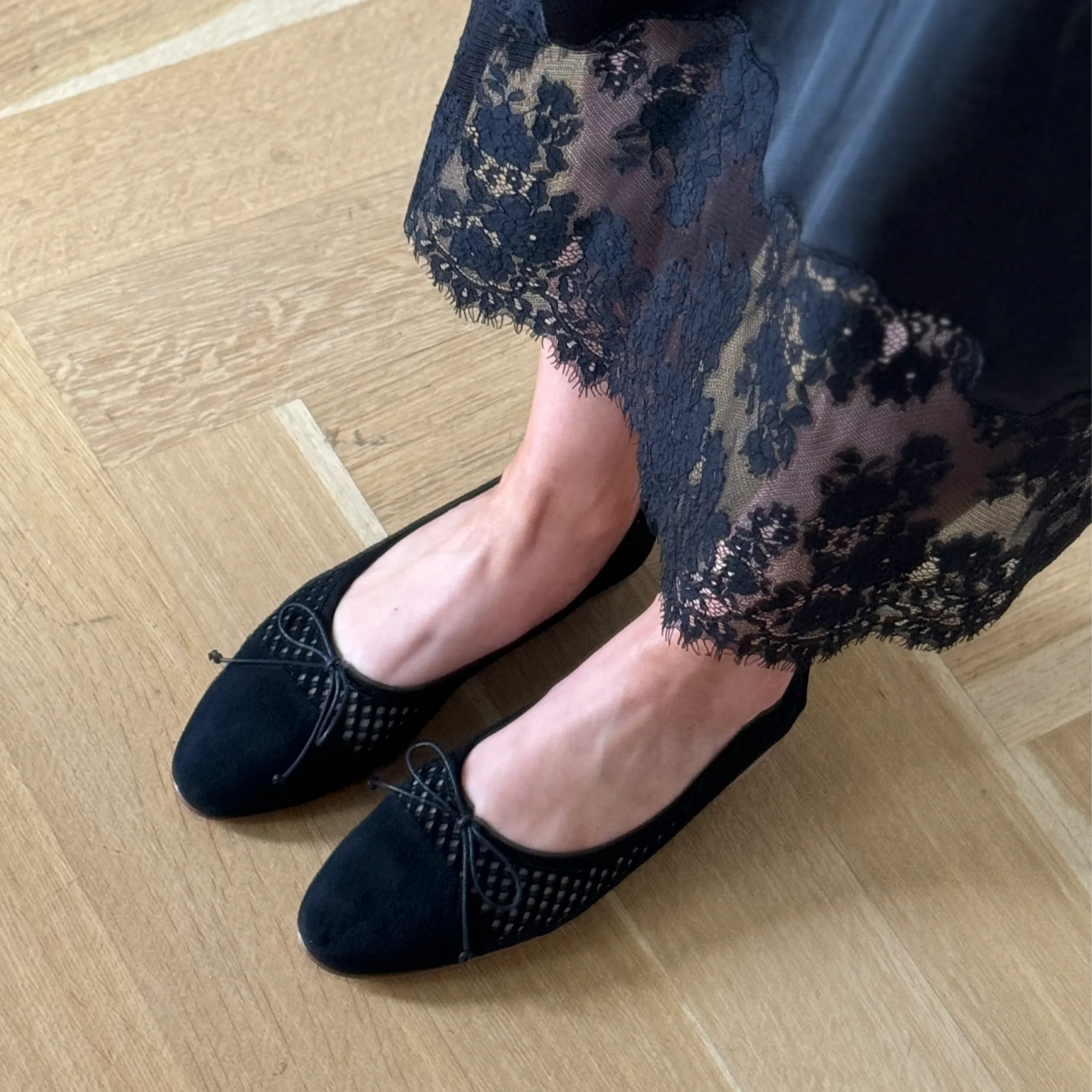 Trendy Style Como - Perforated Black Suede (cap toe)